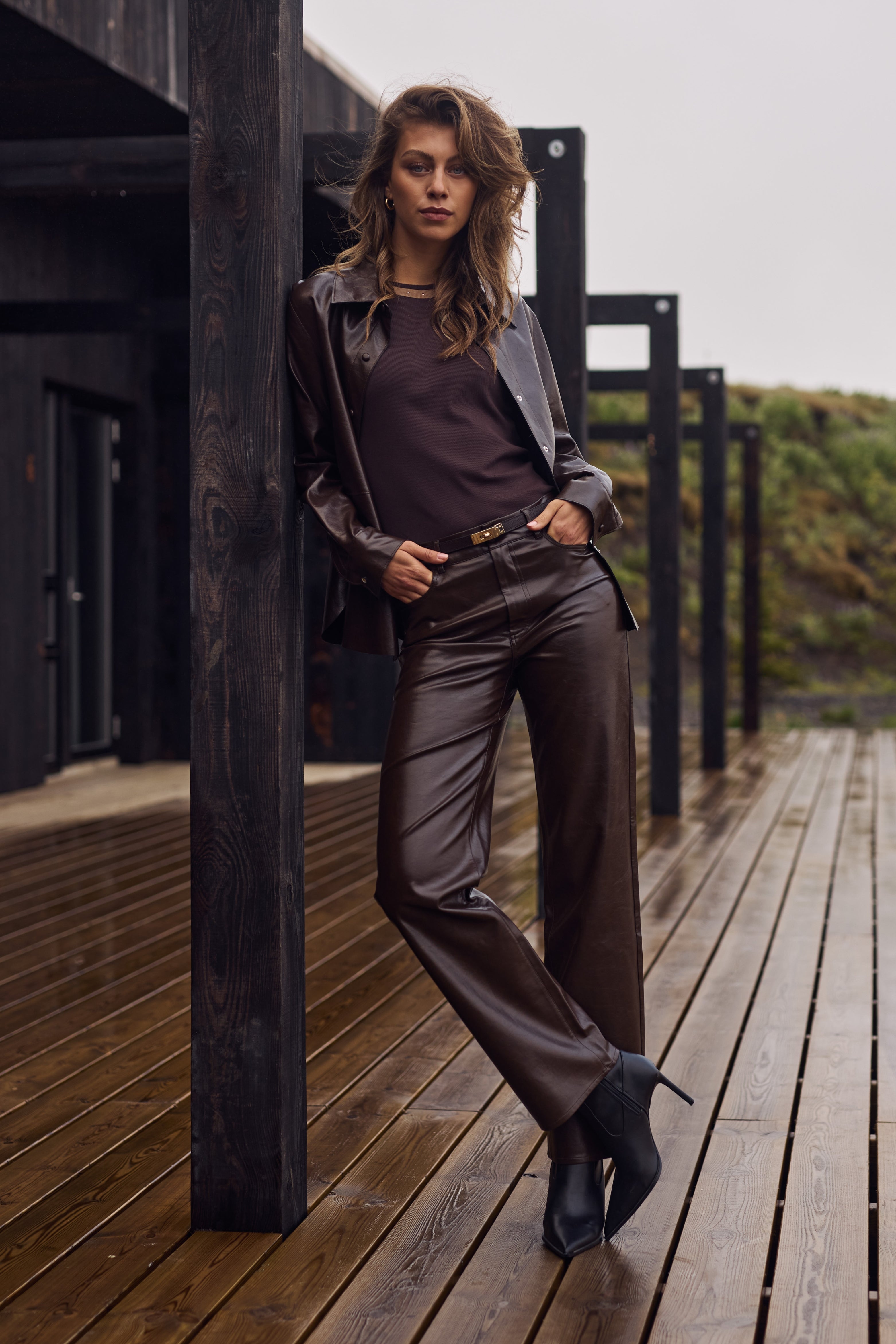 BLUSE PATRICIA – MØRK SJOKOLADE | ELEGANT DAMESKJORTE