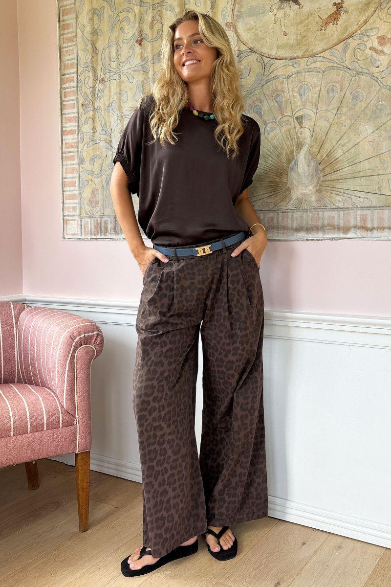 Abbie Wideleg Pant | Mocca Leo | Bukser fra Black Colour