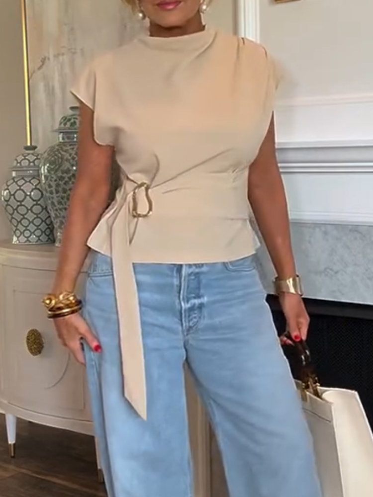 Dame-topp i casual stil med rund hals og metallspenne | trendy chic hverdagstopp