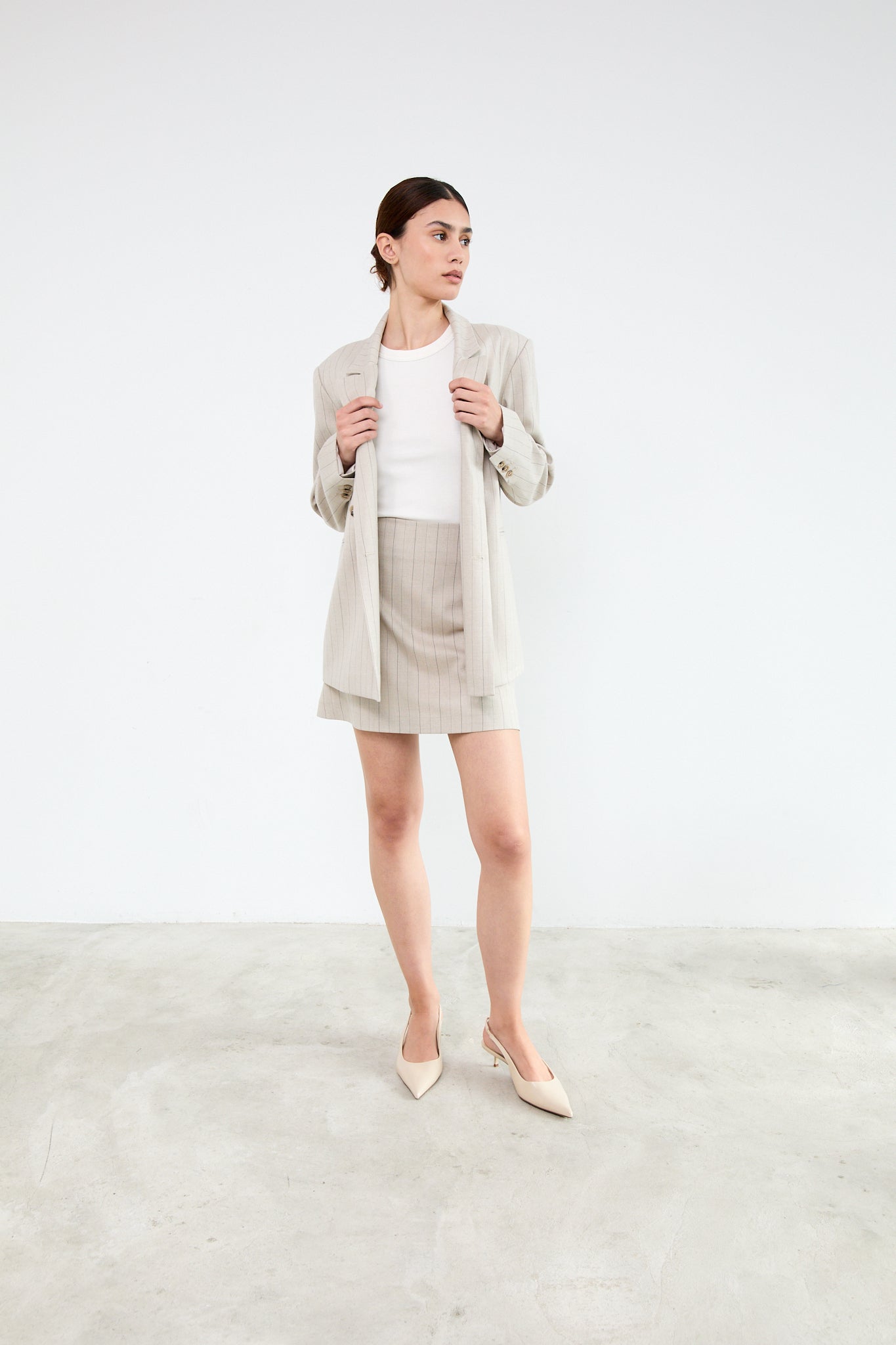 MAGGIE SKJØRT | BEIGE PINSTRIPER | TRENDY HØYMIJE CHIC MINISKJØRT
