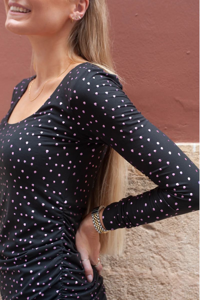 Alma Ls Turn Dress | Black Pink Holographic Dot | Kjole fra Liberté