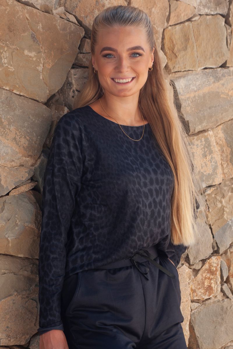 Alma Ls Top (Fleece) | Dark Grey Leo | Bluse fra Liberté