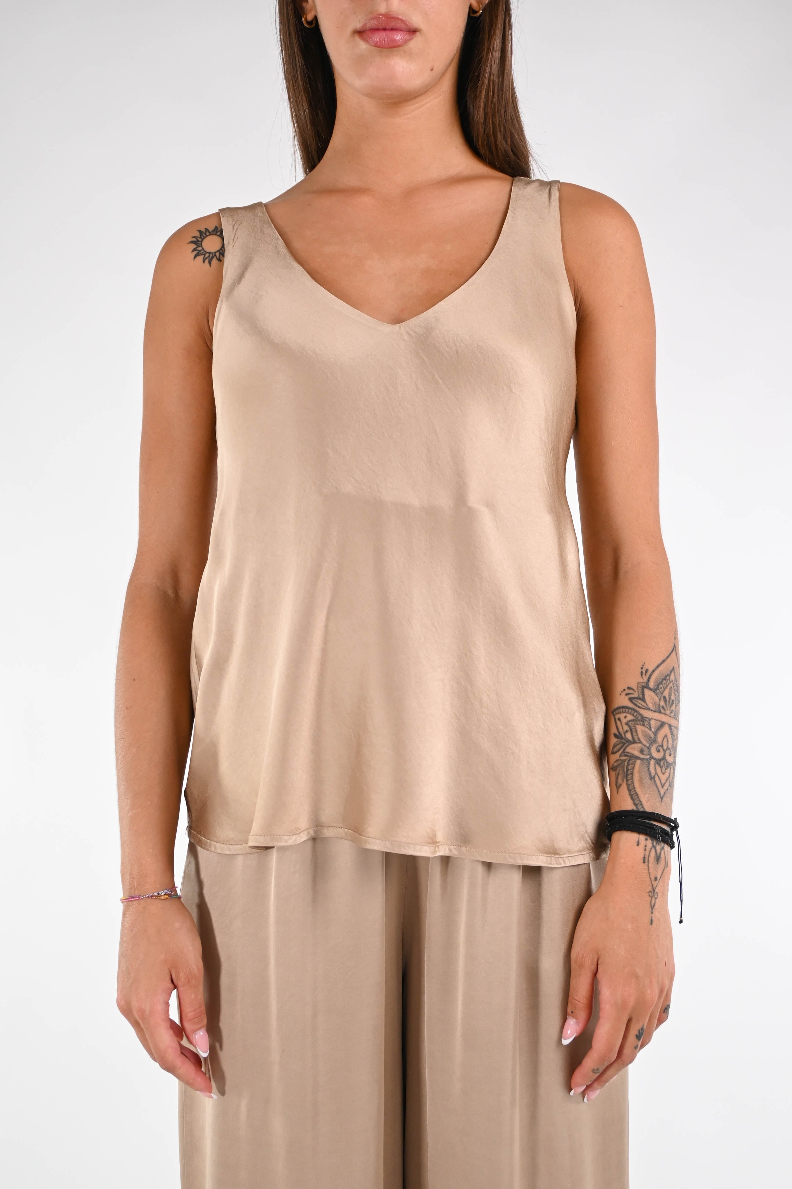 Luksus satengtopp med V-hals – beige