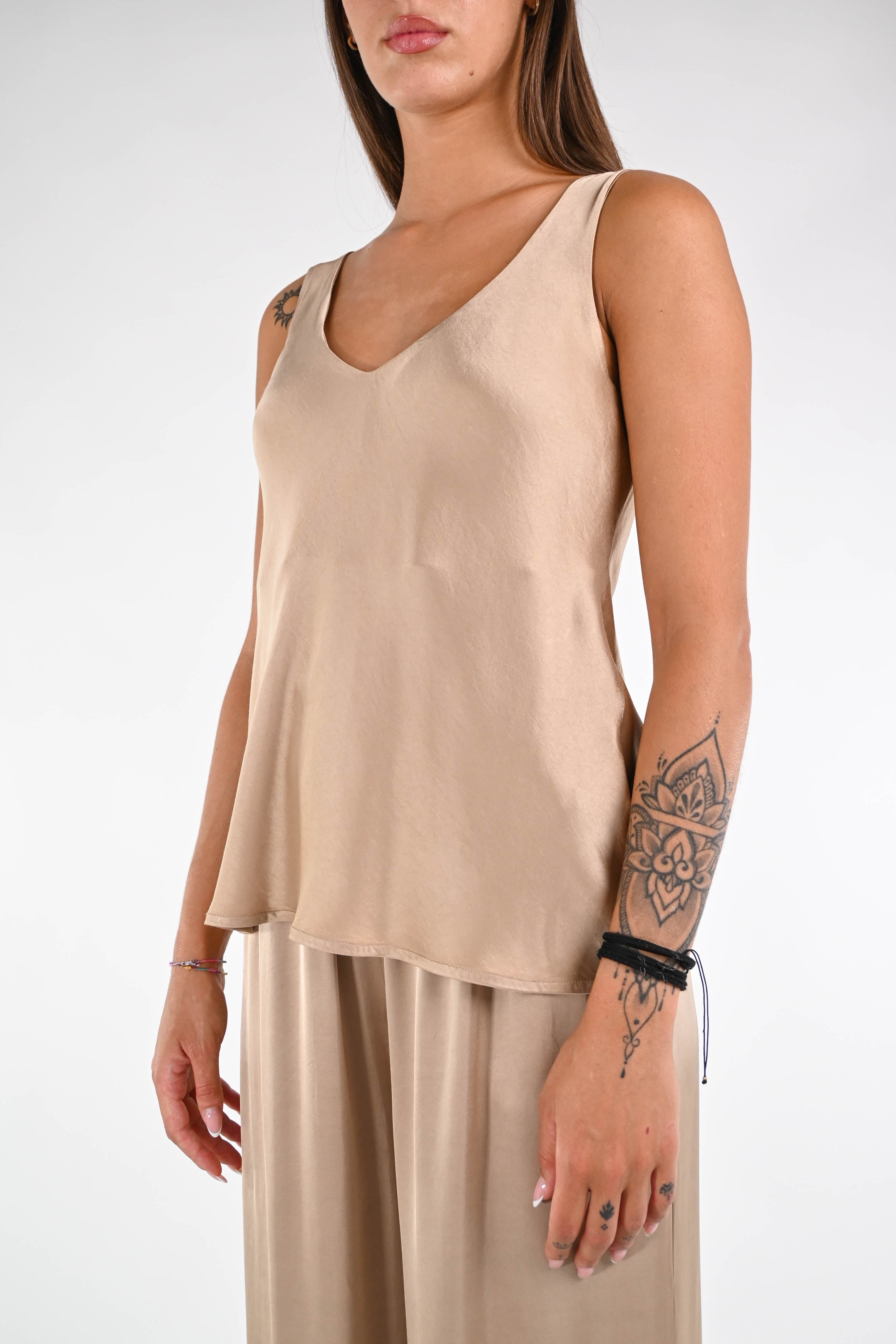 Luksus satengtopp med V-hals – beige