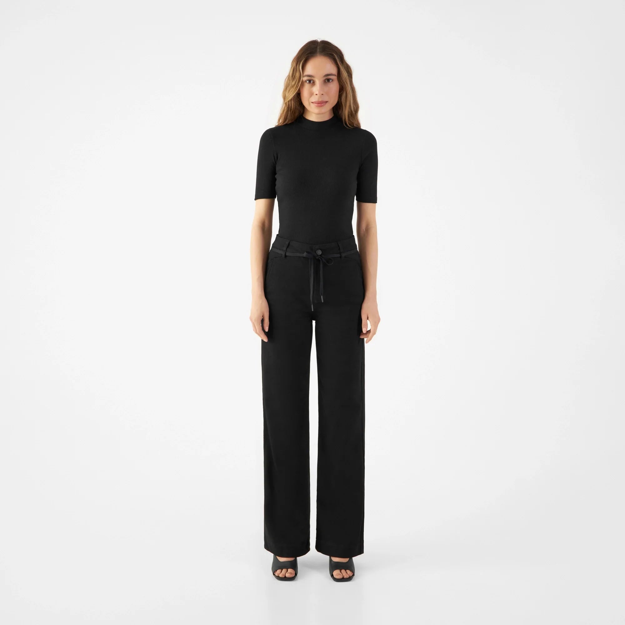 MYK DENIM MED UTEN UTDRAG – FRANSK LOMME | STAY BLACK | TRENDY JEANS MED HØY LIV