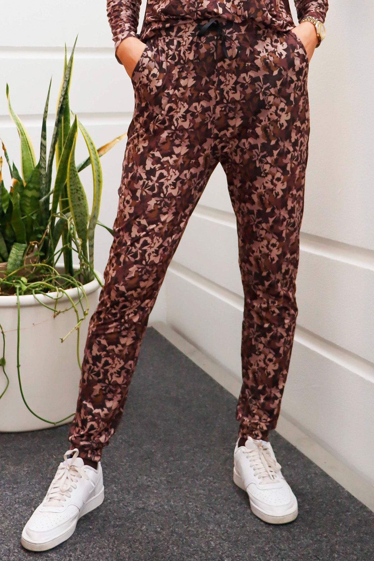 Alma Pants | Brown Camo Flower | Bukser fra Liberté