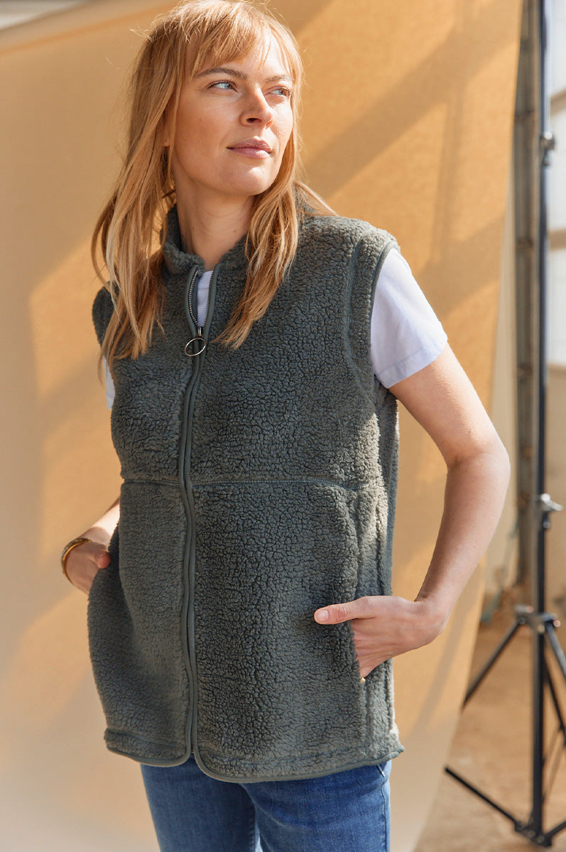 Ada Waistcoat | Army | Teddy vest fra French Laundry