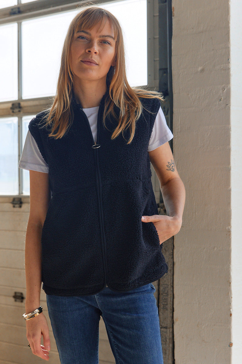 Ada Waistcoat | Sort | Teddy vest fra French Laundry