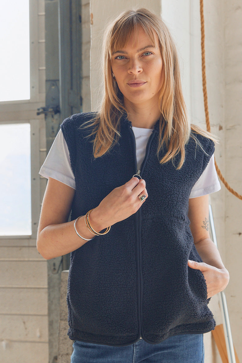 Ada Waistcoat | Sort | Teddy vest fra French Laundry