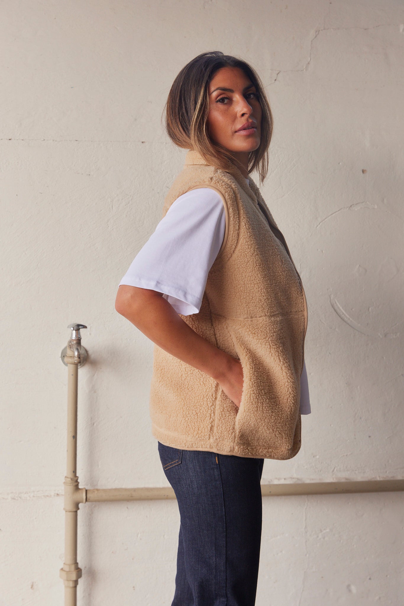 Ada Waistcoat | Sand | Teddy vest fra French Laundry