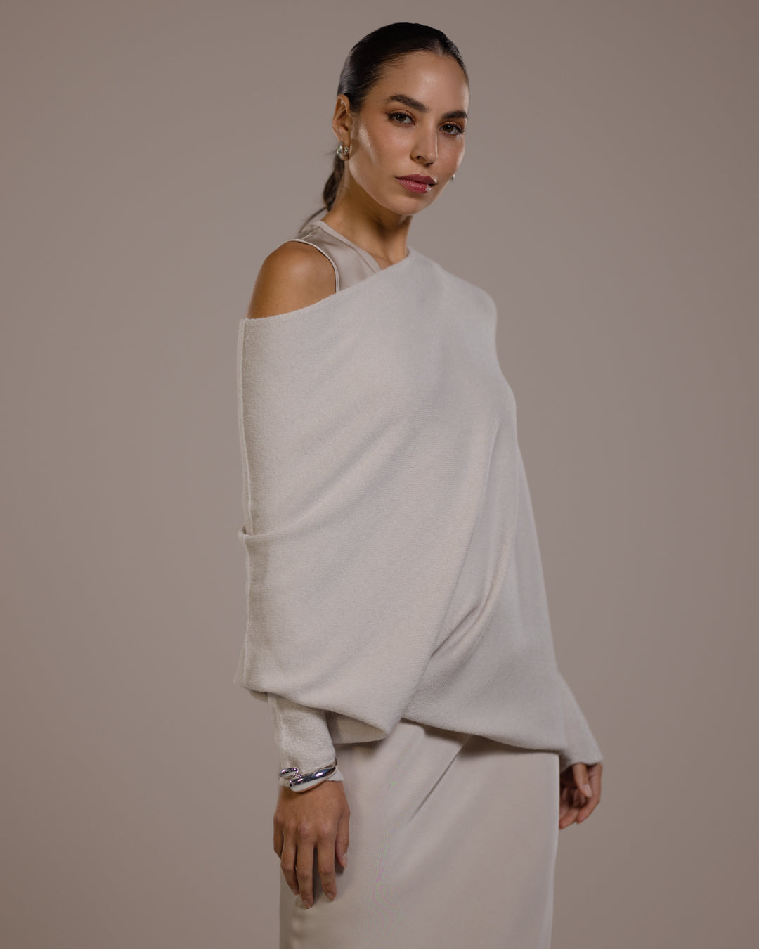 ASYMMETRISKE DRAPERT | LYS BEIGE 