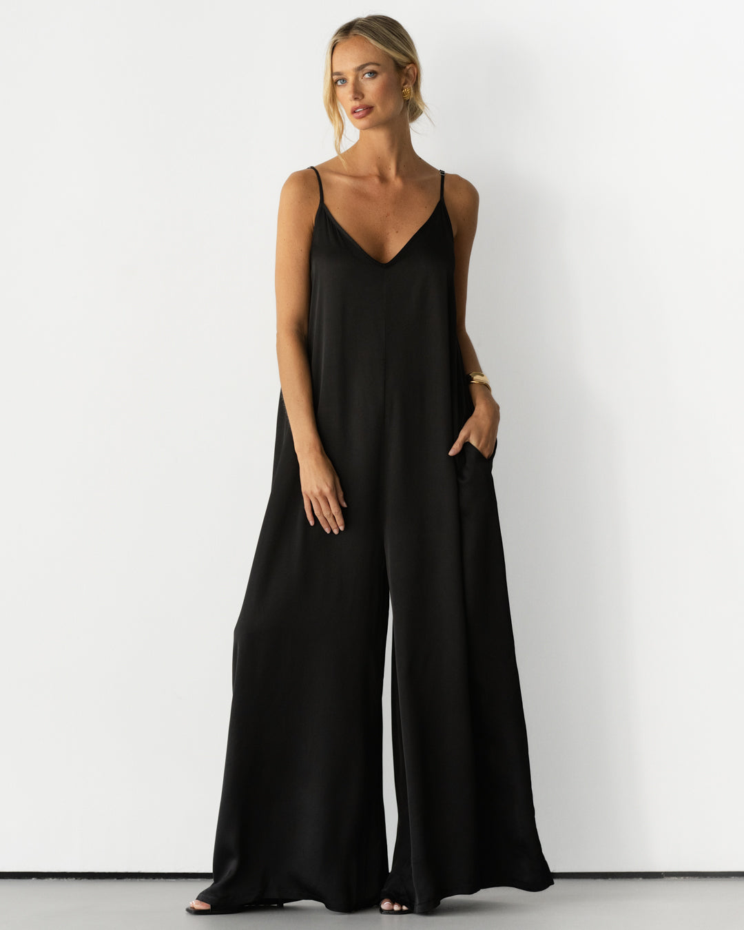 AUDREY SATENG JUMPSUIT | SVART 