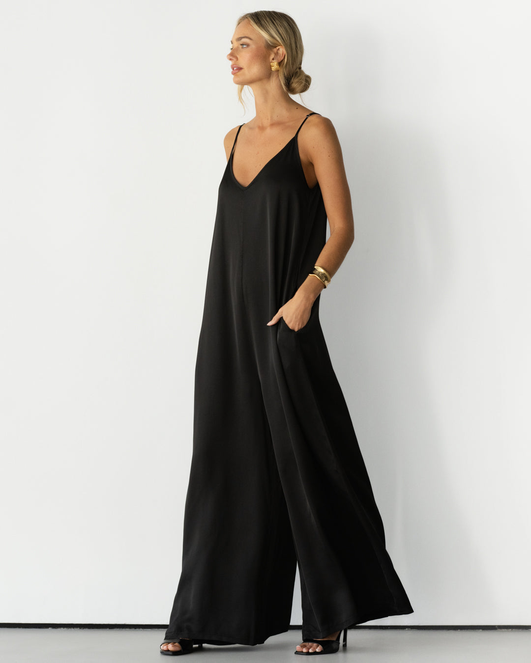 AUDREY SATENG JUMPSUIT | SVART 