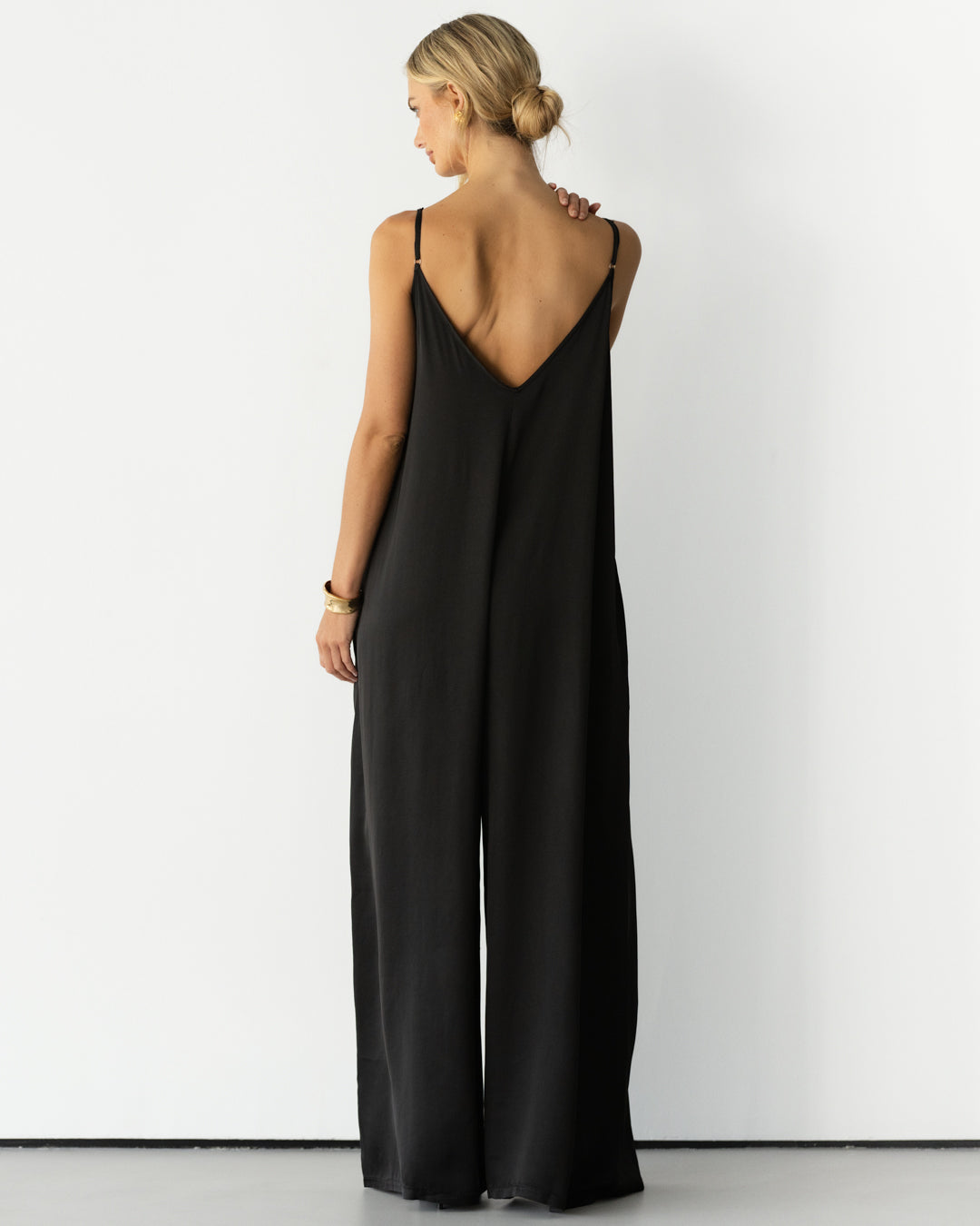 AUDREY SATENG JUMPSUIT | SVART 