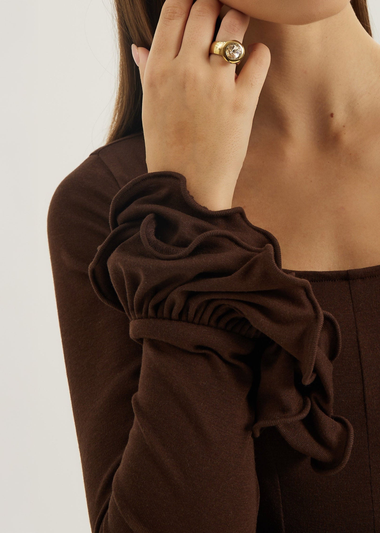 Karolina Jersey Kjole med Volanger og Drapering | Sjokolade