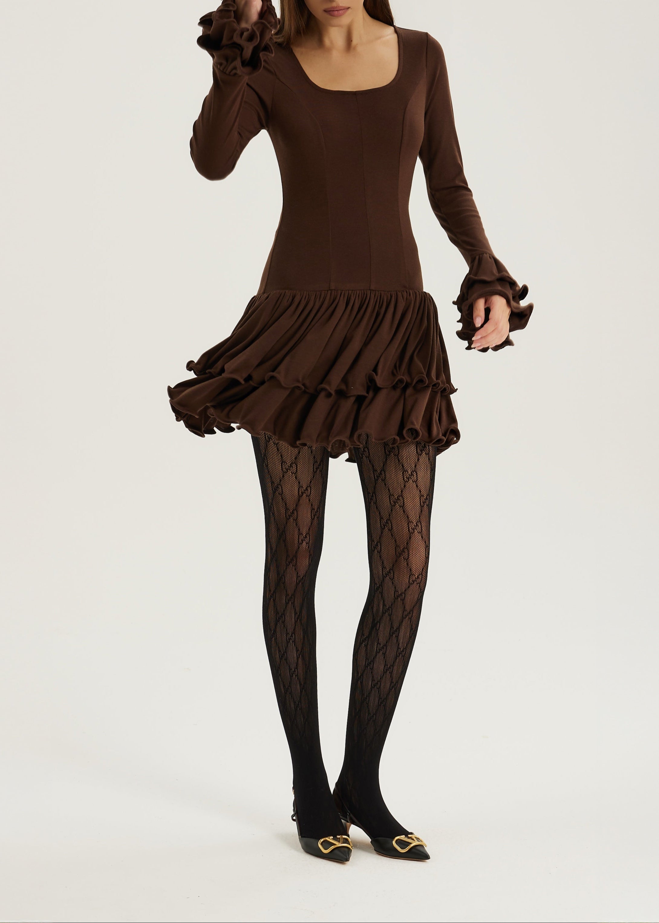 Karolina Jersey Kjole med Volanger og Drapering | Sjokolade