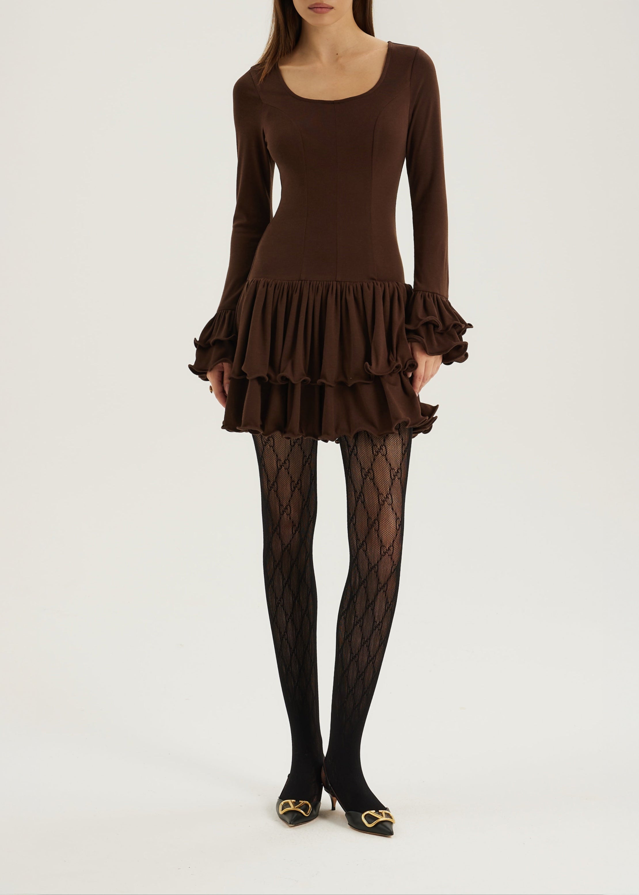 Karolina Jersey Kjole med Volanger og Drapering | Sjokolade