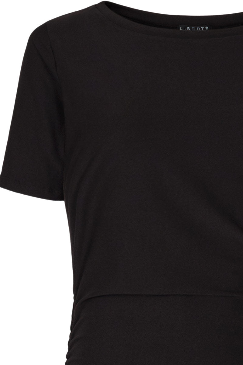 Alma Dress3 | Sort | Kjole med korte ærmer og rynker i siderne fra Liberté Essentiel