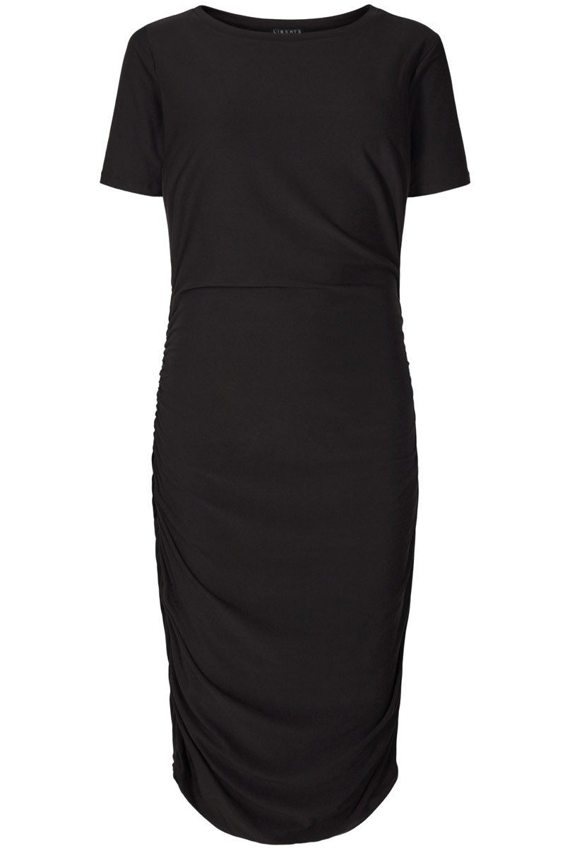 Alma Dress3 | Sort | Kjole med korte ærmer og rynker i siderne fra Liberté Essentiel