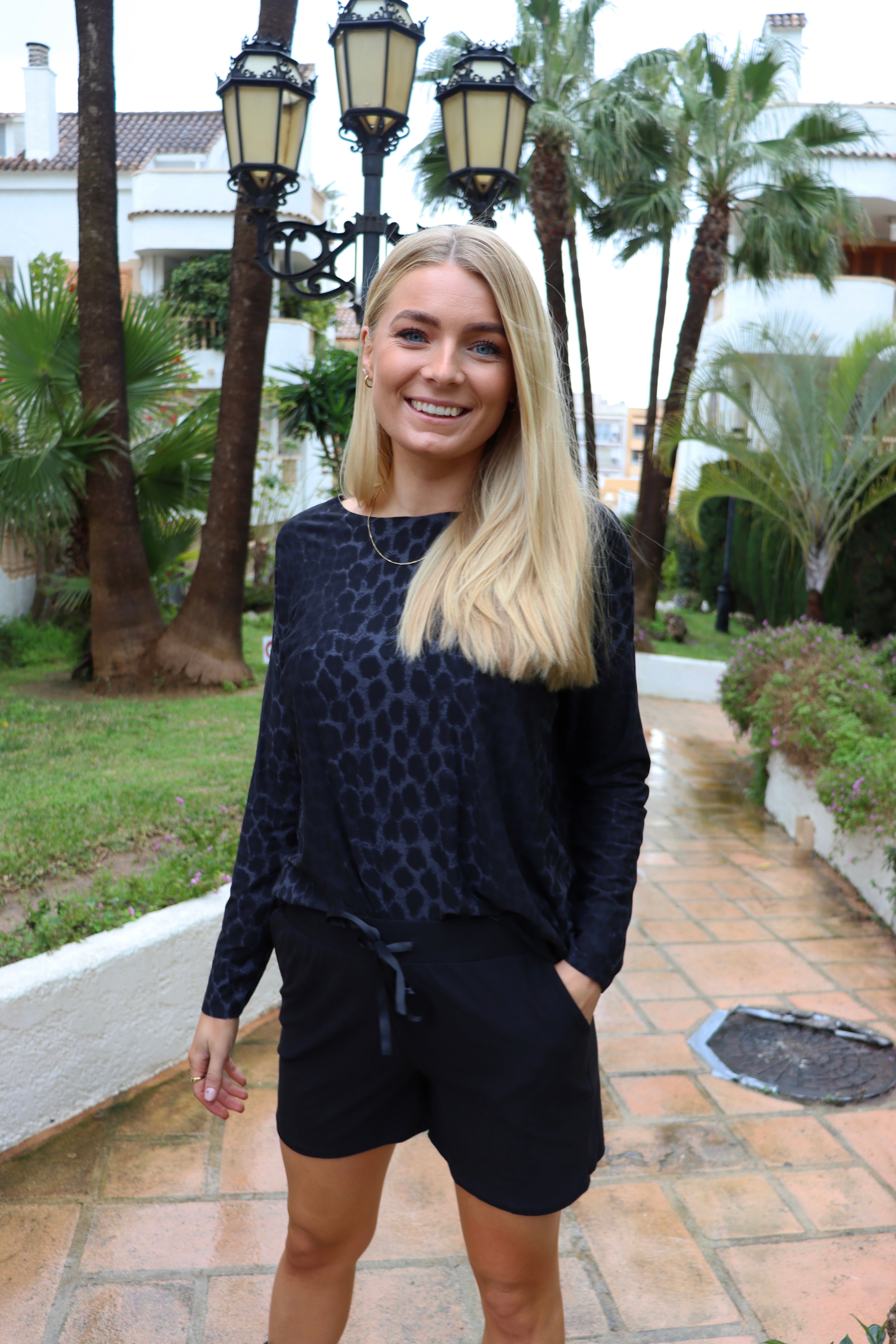 Alma Ls Top | Dark Grey Leo | Bluse fra Liberté