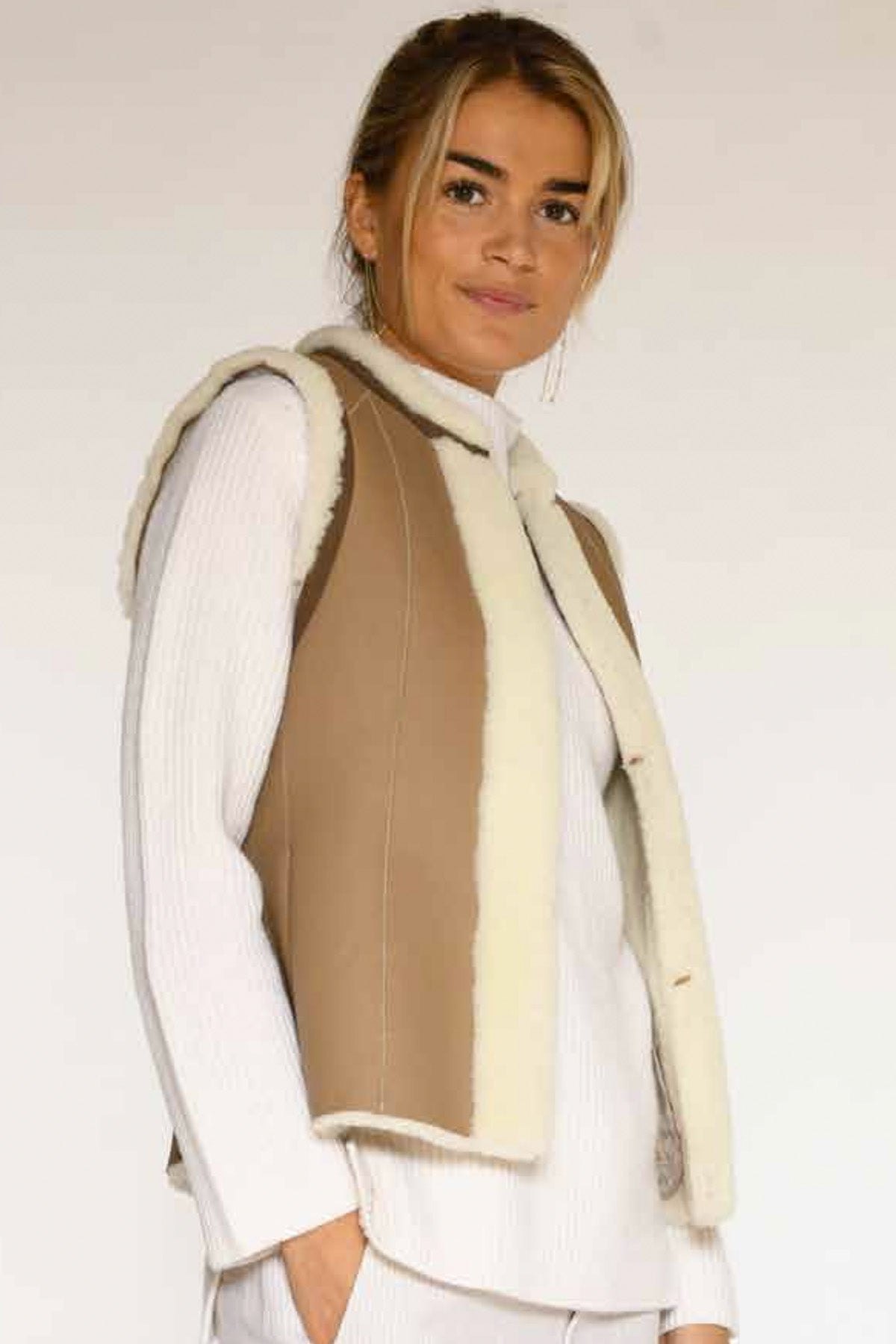 Abena Shearling waistcoat | Super Neutral | Vest fra Gustav