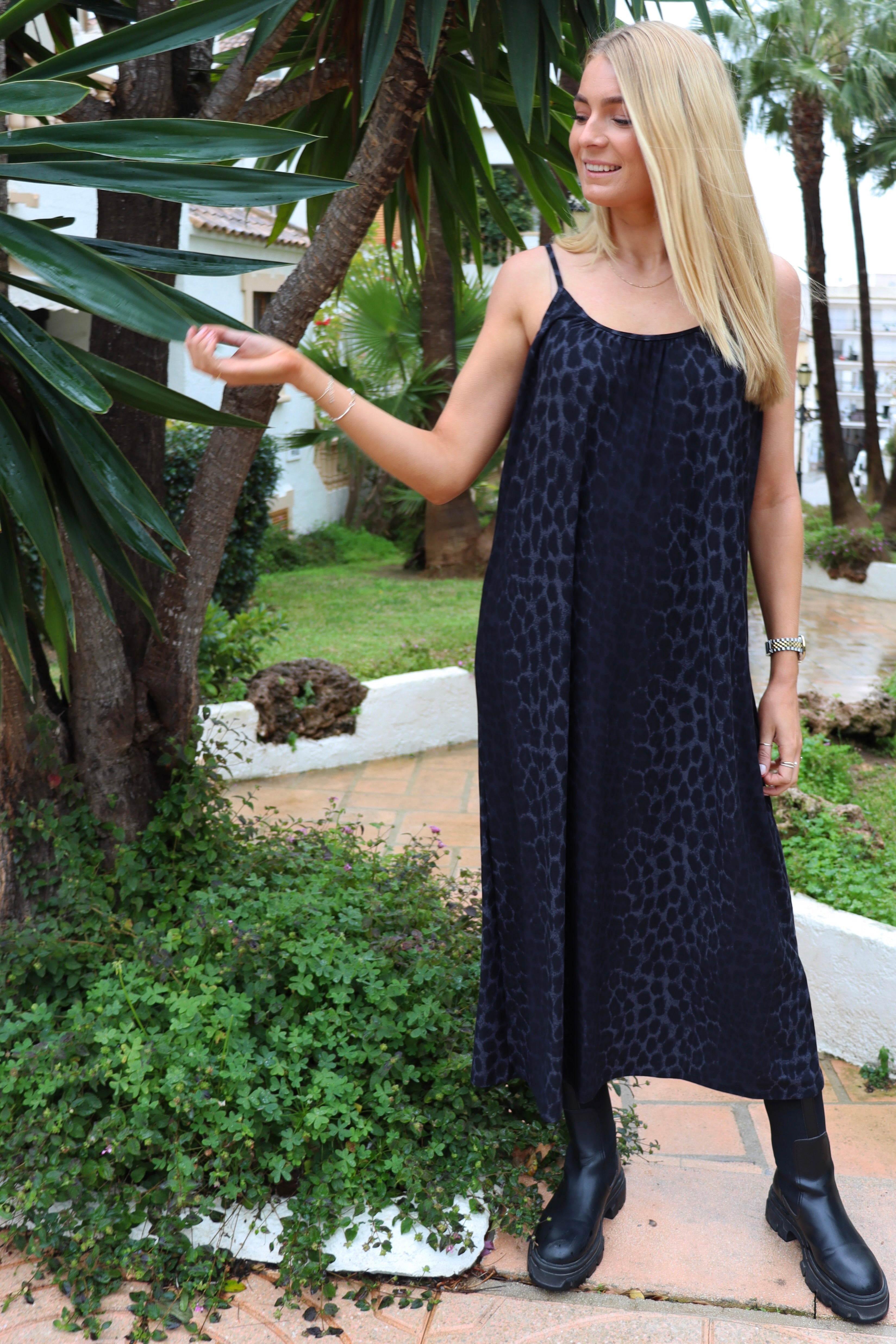 Alma Long Strap Dress | Dark Grey Leo | Kjole fra Liberté