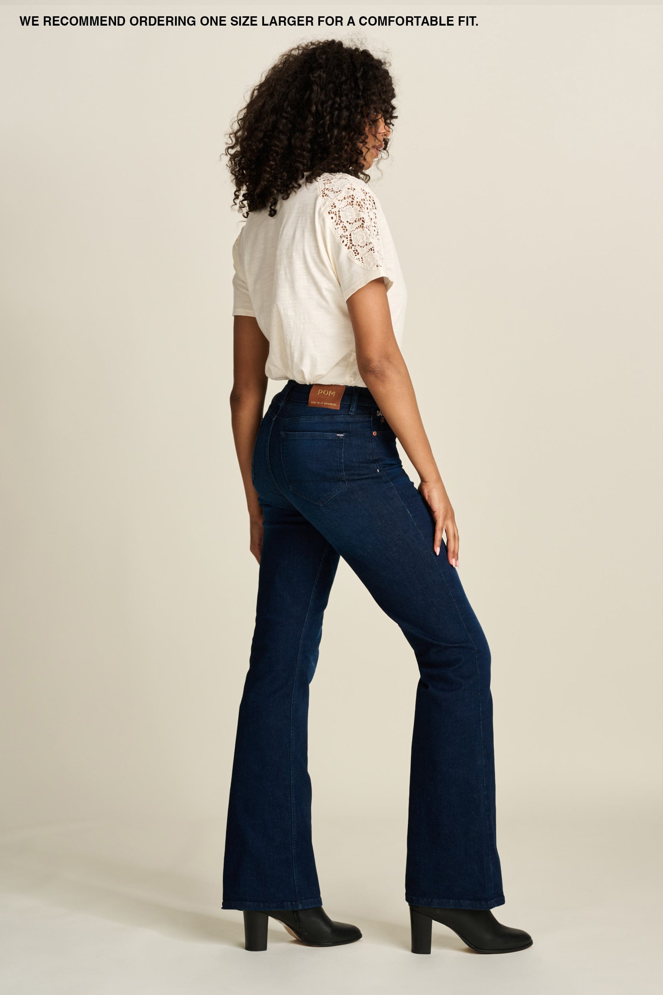 JEANS – ESMEE FLARE MØRK BLÅ | TRENDY HØYMIJE DENIM MED BREDBEN