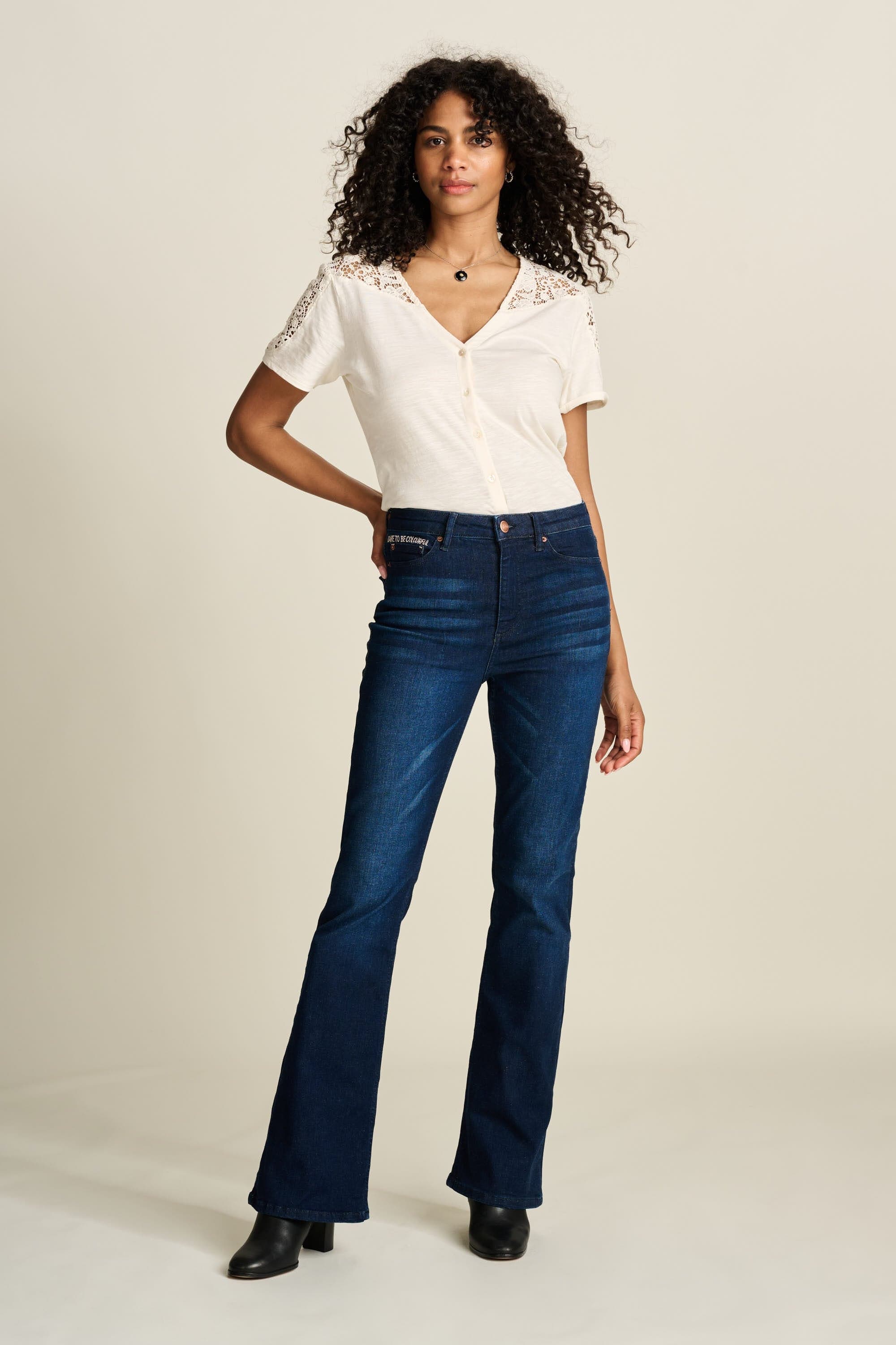 JEANS – ESMEE FLARE MØRK BLÅ | TRENDY HØYMIJE DENIM MED BREDBEN