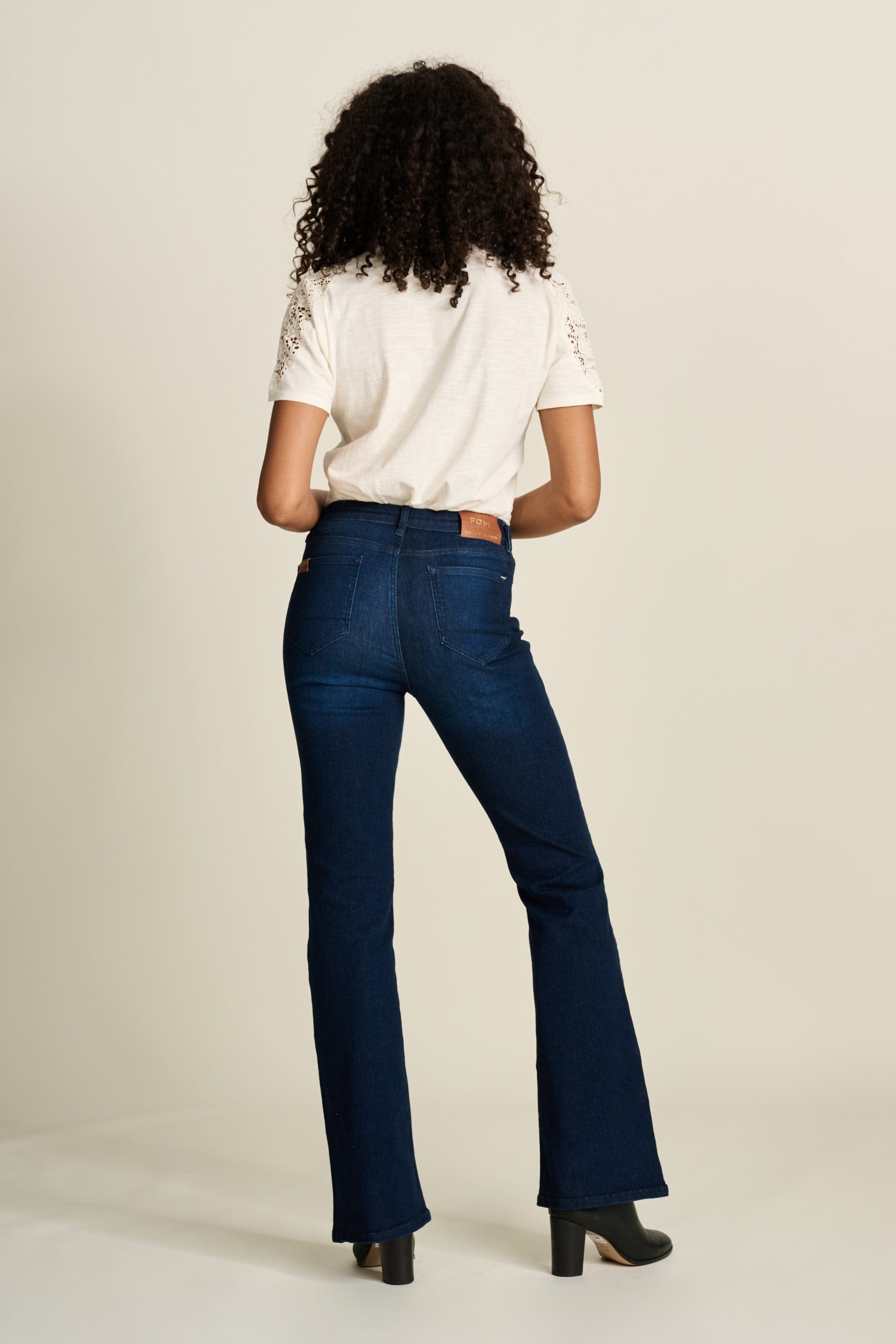 JEANS – ESMEE FLARE MØRK BLÅ | TRENDY HØYMIJE DENIM MED BREDBEN