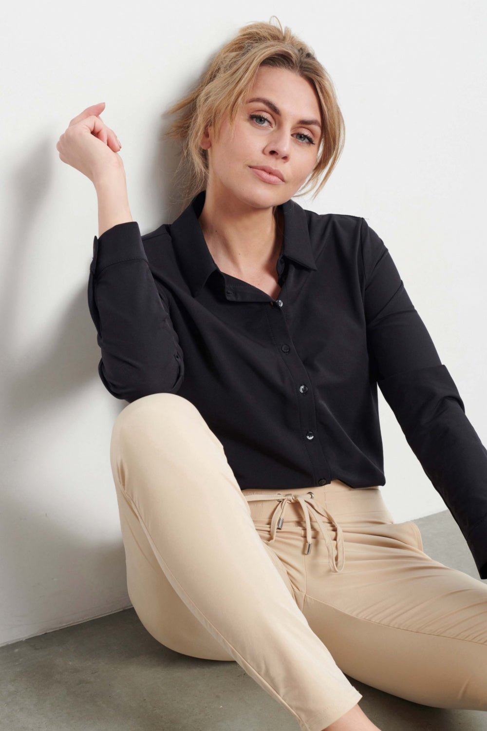 REISEBLUSE DAME – OLIVEN &amp; SVART