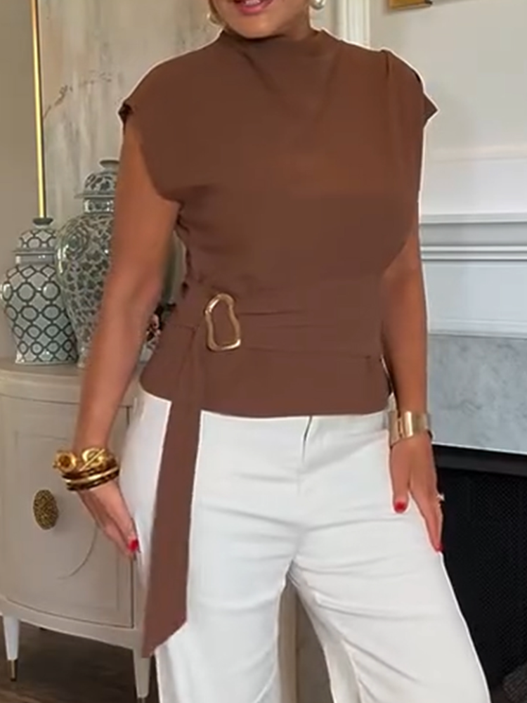 Dame-topp i casual stil med rund hals og metallspenne | trendy chic hverdagstopp