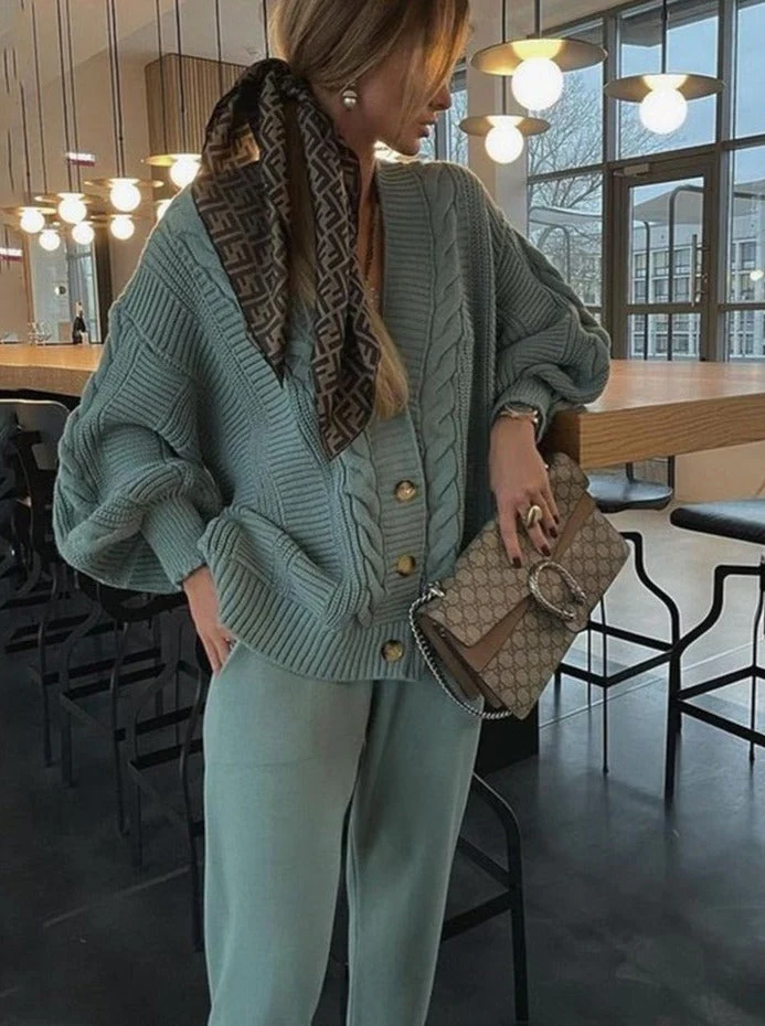 Dame Strikkesett – Relaxed Fit Vest og Tapered Bukse – Myk Ullblanding